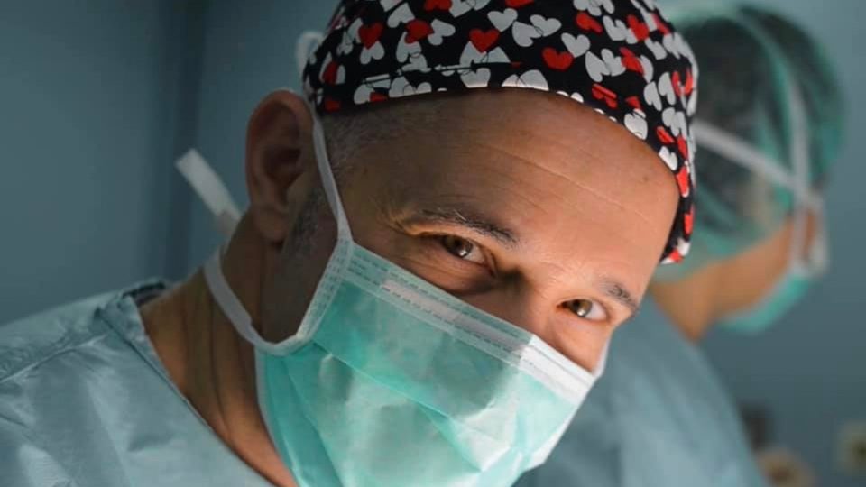 Il Dott. Giulio Maria Maggi in sala operatoria: fotogramma dal video di presentazione di Aesthetic Clinic